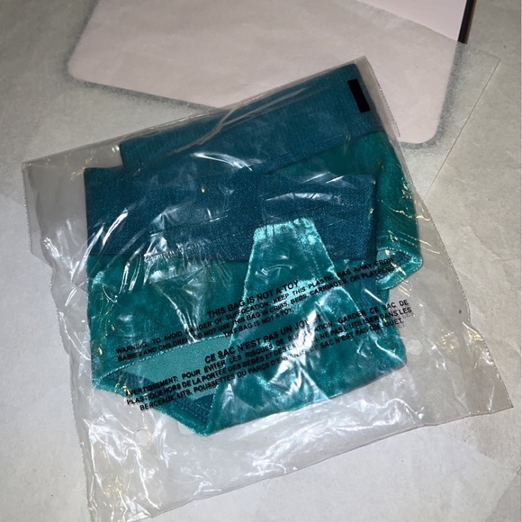 (M) UNISEX Victoria’s Secret Velvet THONG Underwear - Picture 14 of 14